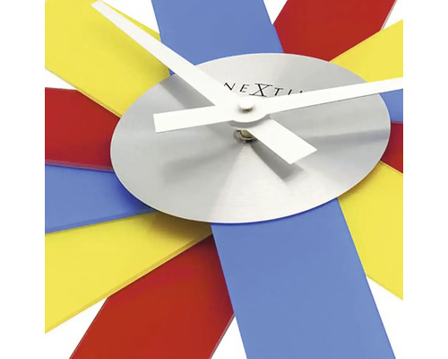 Väggklocka med färgstarka detaljer och silverfärgad urtavla