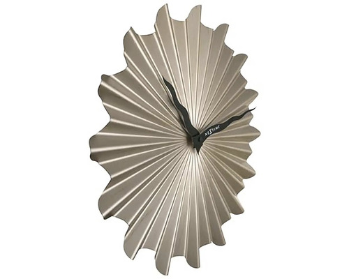 Dekorativ väggklocka med solstrålemönster och svarta visare