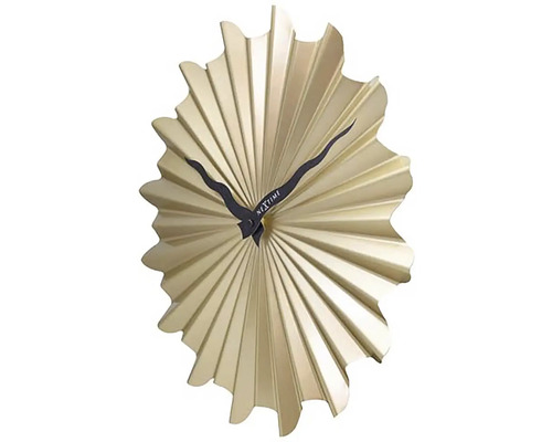Guldfärgad väggklocka med strålmönster för inredning
