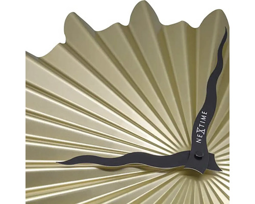 Detalj av en Nextime väggklocka med radiell design och böjda visare