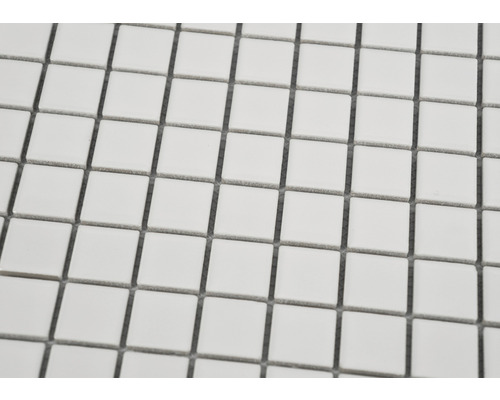 Närbild av vita kvadratiska mosaikplattor