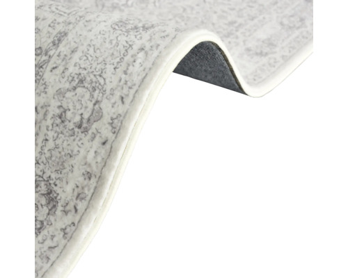 Detaljvy av en mönstrad matta med textilbaksida