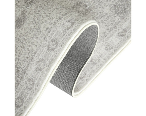 Detaljbild av en mönstrad matta med kantade kanter