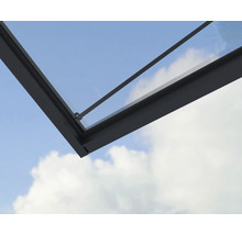 Närbild av ett takfönster med utsikt över himlen