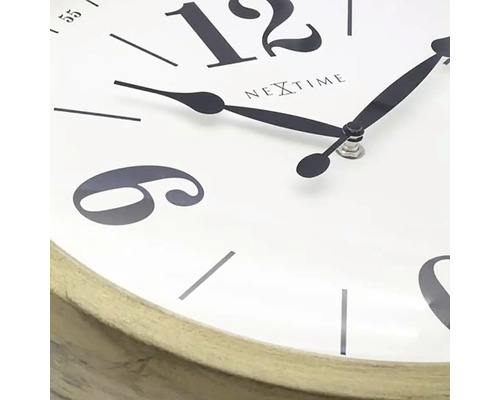 Närbild av en Nextime väggklocka med urtavla