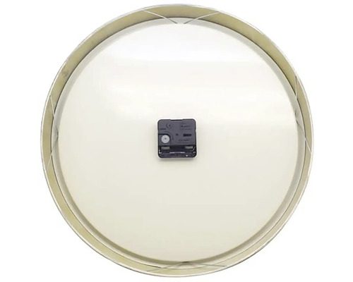 Baksidan av en rund väggklocka med urverk