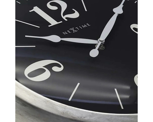 Detaljbild av en Nextime väggklocka med tim-, minut- och sekundvisare