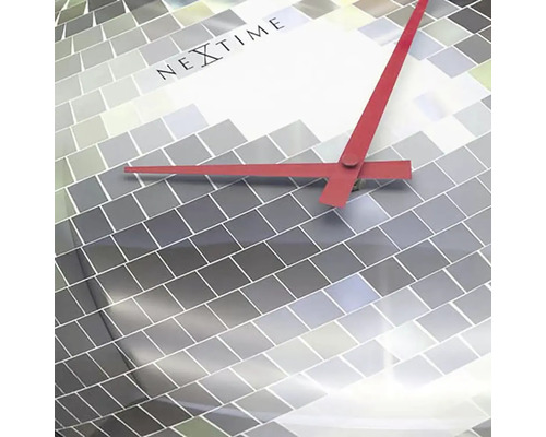 Nextime väggklocka med mosaikmönster och röda visare