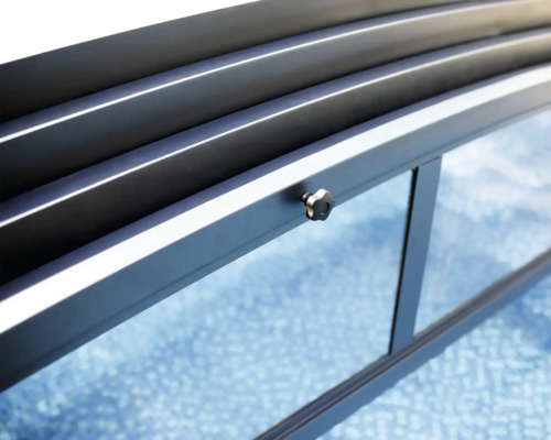 Detaljvy av pooltak med ram, skruv och glas