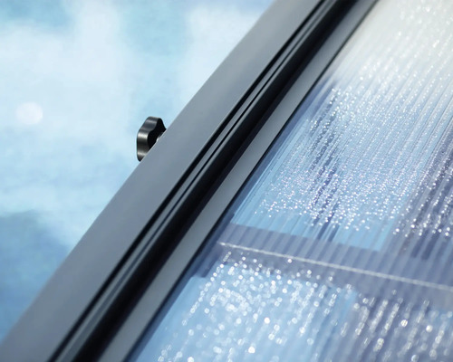 Detaljvy av ett transparent terrassak med svart ram och fästelement