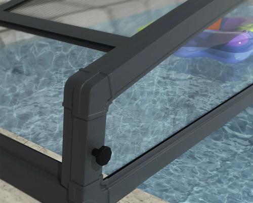 Detaljvy av ett poolskydd med transparenta element