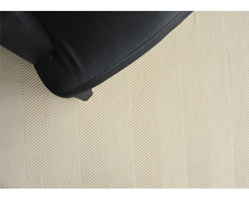 Matta med fiskbensmönster och möbel