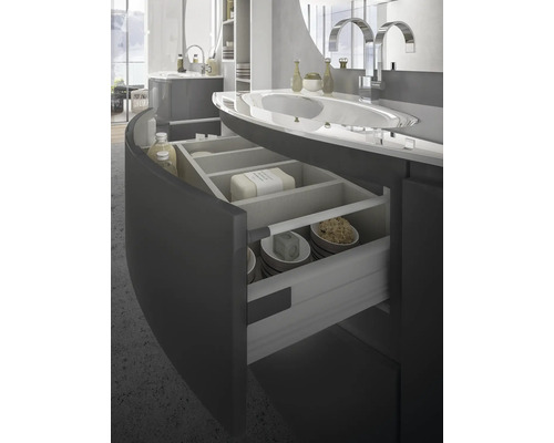 Badrum med öppen låda för förvaring av badrumsartiklar