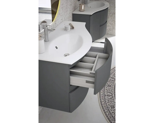 Badrum med tvättställsskåp och öppen låda med förvaringsfack