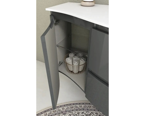 Badrumsmöbel med öppen dörr, glashylla och handdukar i korg