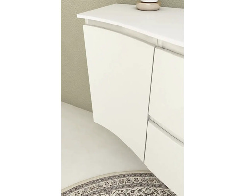 Detaljvy av ett vitt badrumsskåp med böjda dörrar