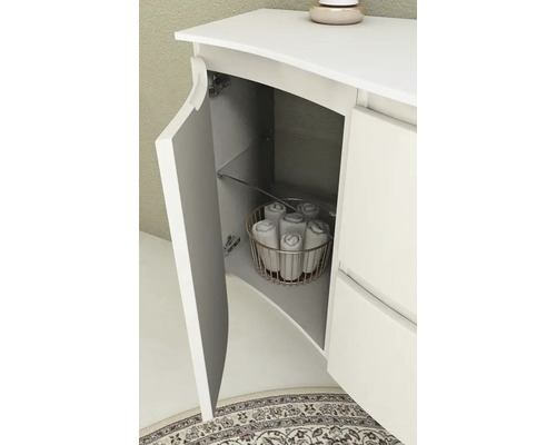 Närbild av ett badrumsskåp med öppen dörr, som visar handdukar i en korg