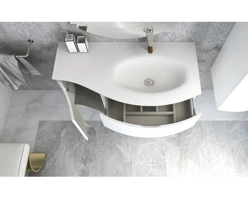 Badrum med tvättställsskåp, öppen låda och armatur