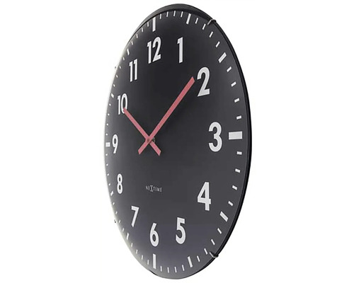 Väggklocka med analog display och arabiska siffror