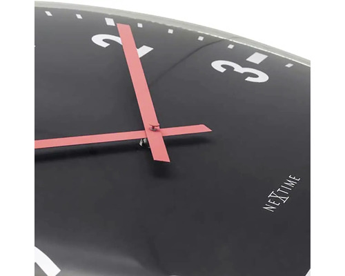 Detaljvy av en Nextime väggklocka med tim- och minvisare