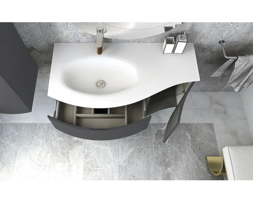 Översikt över ett badrum med handfat, låda och kranar