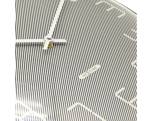 Detaljvy av en Nextime väggklocka med randigt mönster och tidsangivelse