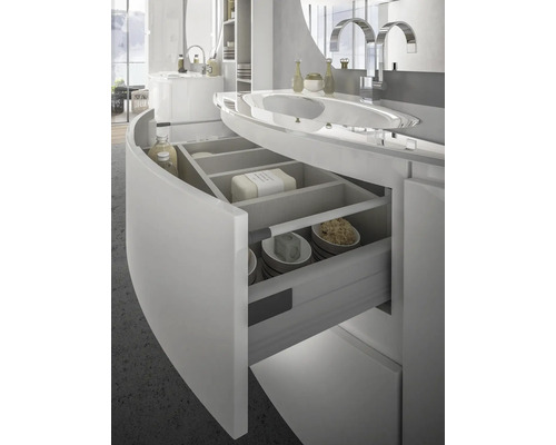 Badrum med öppet lådelement under diskbänken