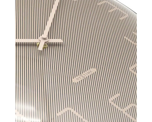 Detaljvy av en Nextime väggklocka med visare och urtavla