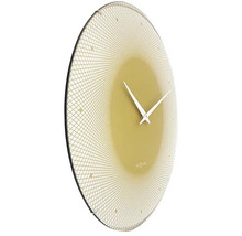 Väggklocka med geometriskt mönster och tidsvisning