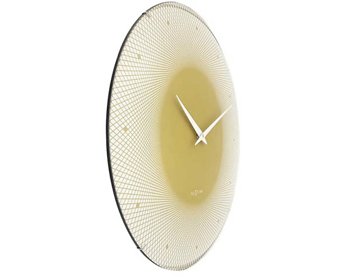 Väggklocka med geometriskt mönster och tidsvisning