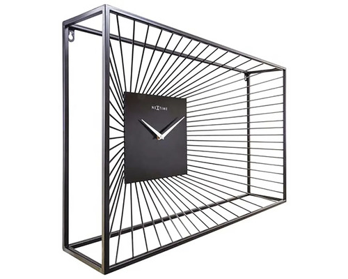 Rektangulär väggklocka med en svart urtavla och en metallram.