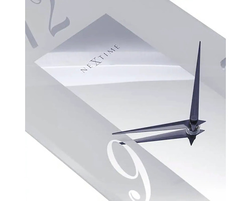 Närbild av en Nextime väggklocka med urtavla och visare