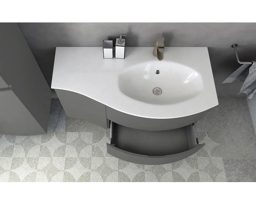 Översikt över badrumsskåp med handfat, kran, tvålpump och handduk