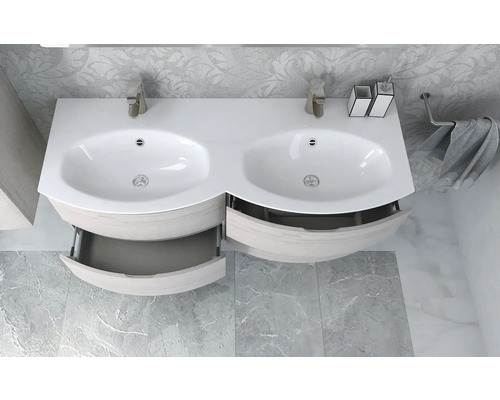 Dubbel handfat med två tvättställ och öppna lådor i badrummet