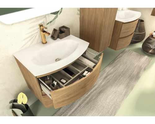 Badrum med tvättställsskåp, tvättställ och utdragslåda