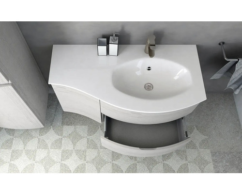 Badrum med tvättställsskåp, tvättställ, blandare och öppen låda