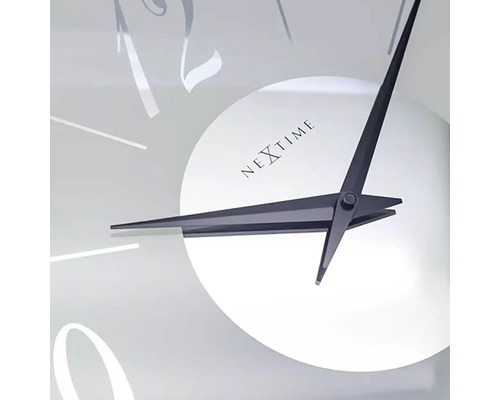 Närbild av en väggklocka med visare och urtavla