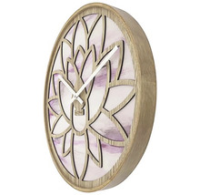 Dekorativ väggklocka med blomdesign och tidsvisning