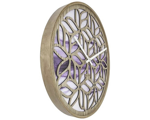 Rund väggklocka i trä med blommönster och tidsvisning
