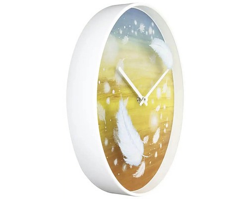 Rund väggklocka med fjädermotiv och vit ram