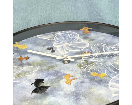 Väggklocka med dammmotiv och fiskar