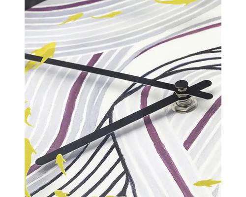 Detaljvy av en väggklocka med visare och fiskmönster