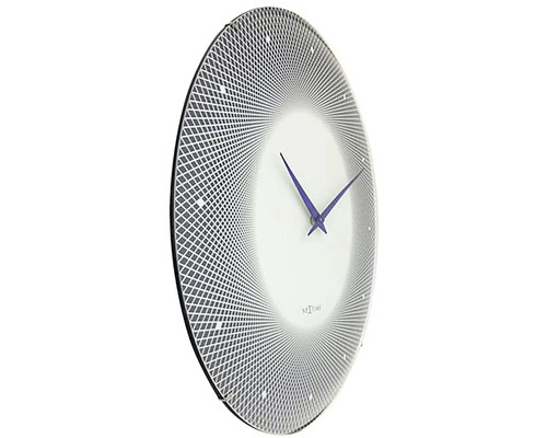 Rund väggklocka med grafiskt mönster och visare