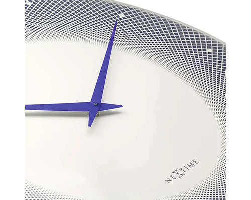 Nextime väggklocka med geometriskt mönster och visare