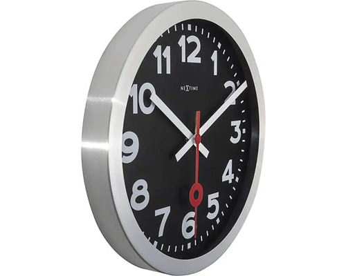 Nextime väggklocka med rund, silverfärgad ram och urtavla