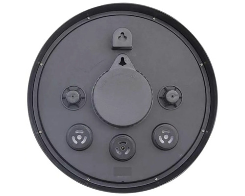 Baksidan av en rund väggklocka med monteringsdetaljer och batterifack