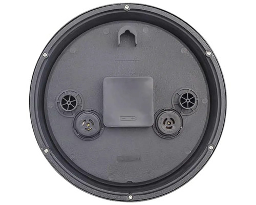 Baksidan av en rund klocka med batterifack och upphängningsanordning.