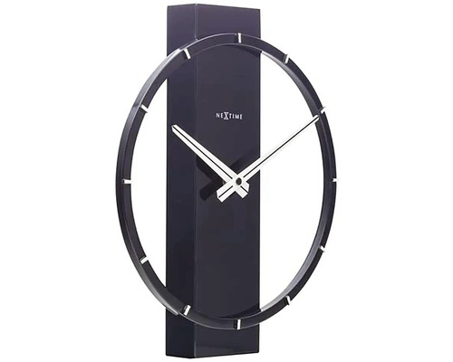 Väggklocka med öppen urtavla och tidsvisning