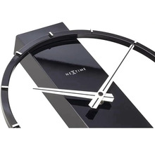 Nextime logotyp på en modern klocka med minimalistisk design