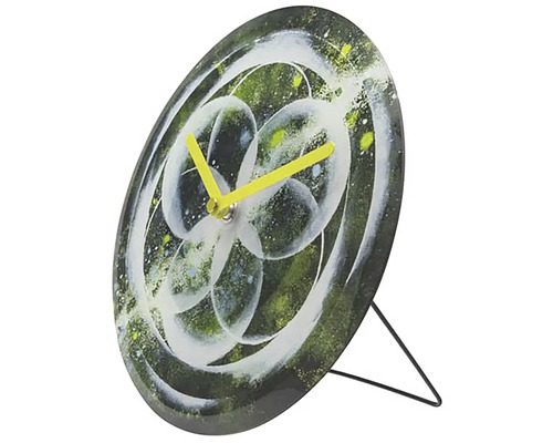 Bordsklocka med abstrakt blomdesign och gula visare